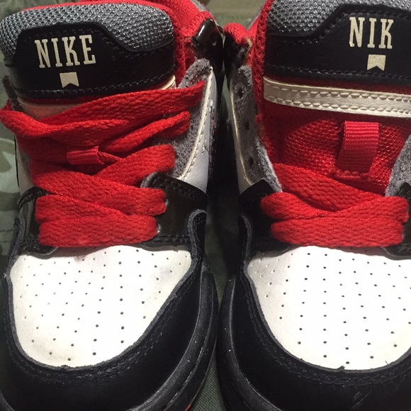 Sorry Now DONATED - Used Nike toddler sneakers -size 10.5 - Picture 8 of 8